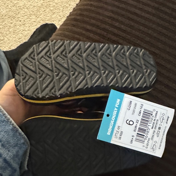 Reef Kids Green Camo Shark Flip Flops - Picture 3 of 3